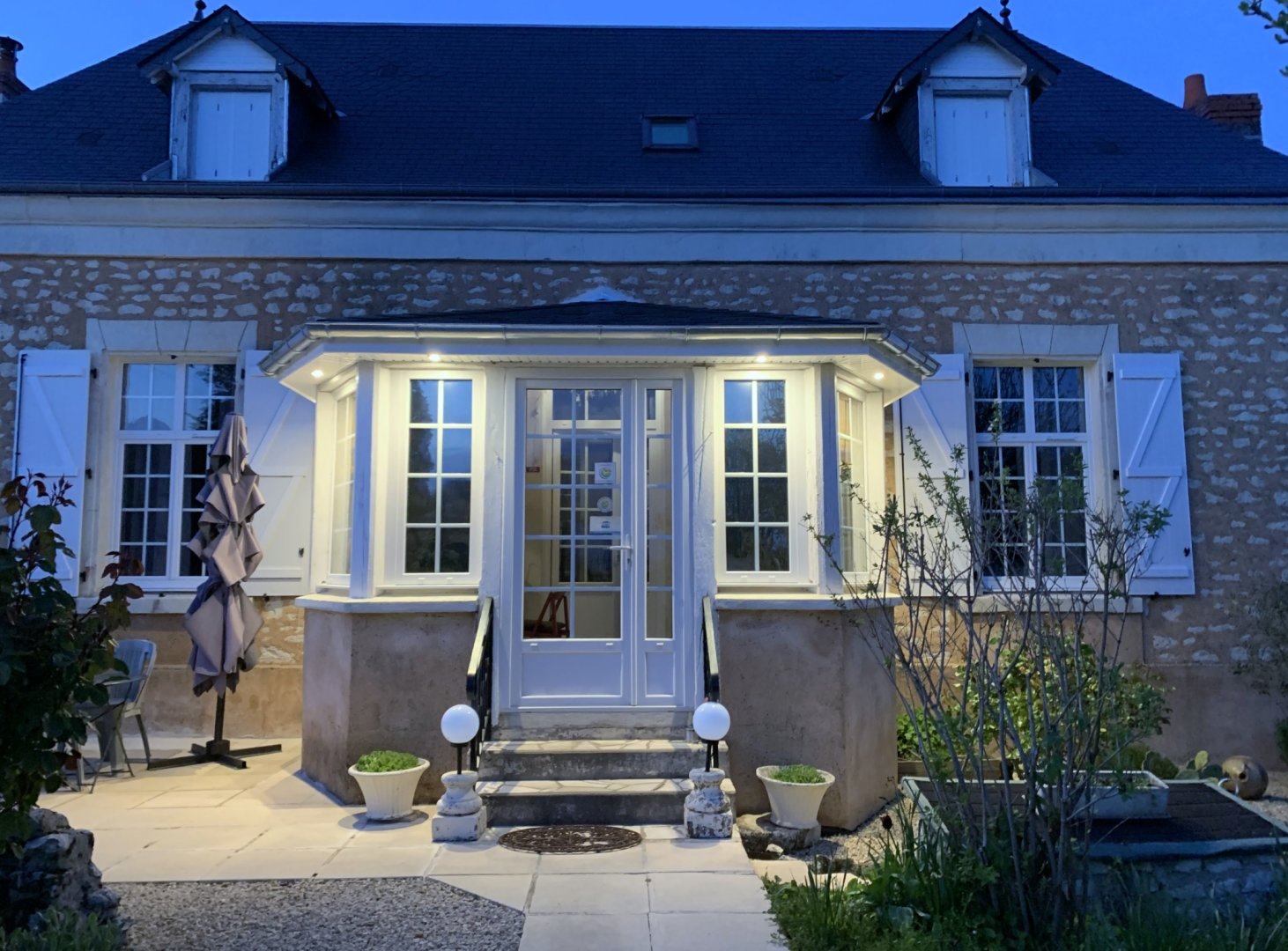 La Costonnerie illuminée en soirée